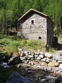 Archéologie industrielle près du torrent.