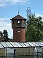 Villa mit Toreinfahrt und zugehöriges landwirtschaftliches Gehöft, bestehend aus Pächterwohnhaus mit Scheunenanbau, zwei Stallgebäuden (Kuhstall und Pferdestall) und Wasserturm (Technisches Denkmal)