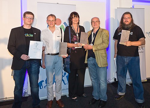 Awarded project enthusiasts and their representatives for the three categories. Austria in the middle