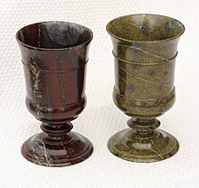 Taças feitas de serpentinite torneada, evidência do uso desta rocha para fins decorativos em Zöblitz (Saxónia).