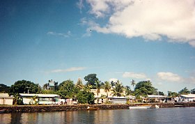 Île de Bau. Au centre, le toit de la case du Conseil des chefs de la confédération Kubuna.