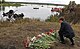 Blommor till minne av de omkomna. På bilden syns Rysslands president Dmitrij Medvedev.