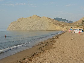 Бухта и пляж. Мыс Лагерный (на заднем плане)