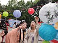 四川師範大学の提灯祭りに、漢服を着る若者たち