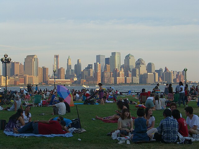 Firande av USA:s nationaldag, "Fourth of July", i Sinatra Park i Hoboken, New Jersey, med utsikt mot Manhattans skyline.