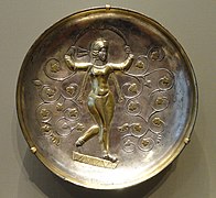 Древняя иранская богиня Анахита, изображённая на сасанидском серебряном сосуде. Художественный музей Кливленда, Кливленд.