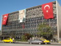 Centro cultural de Atatürk (1969) en la plaza Taksim de Estambul, diseñado por Hayati Tabanlıoğlu.