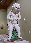 Statue en terre cuite vernissée d'un puer mingens, Andrea della Robbia, ch. 1490, Musée Bode, Berlin.