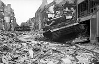 Bild på huvudgatan efter slaget vid Villers-Bocage 13 juni 1944.