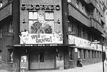 The Eldorado of the Motzstrasse, in Berlin, 1932. The sign includes their motto: "Hier ist's Richtig!". Bundesarchiv Bild 183-1983-0121-500, Berlin, Bar "Eldorado".jpg