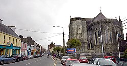 Das Ortsinnere von Cahersiveen sowie die Kirche, die nach Daniel O’Connell benannt ist