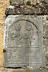 Estela romana als murs. Sent Pèr dera Morena, Garin (Alta Garona)