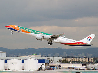 Avec 75,3 mètres de long, l'Airbus A340-600 est resté l'avion de ligne le plus long au monde pendant près de 20 ans. Il fut finallement dépassé en 2010 par le Boeing 747-8, long de 76,3 mètres. Toutefois, l'Antonov An-225 demeure l'avon le plus long toutes catégories, avec 84 m ! (définition réelle 1 600 × 1 200)