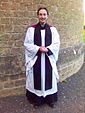 Anglikanischer Geistlicher in Chorkleidung
