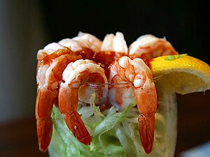English: A shrimp cocktail.