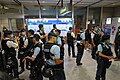 警员于晚上9时许离开商场，到香港站B1出口截查市民