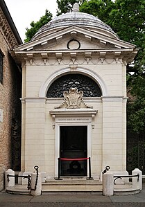 Dante Alighieri tomb in Ravenna (exterior).jpg