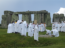 Druidic ritual at Stonehenge in Wiltshire, southern England Druids celebrating at Stonehenge (0).png