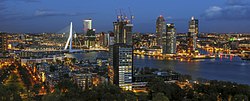 Rotterdam skyline bi nicht wi the Erasmus Brig (left) athort the Nieuwe Maas in 2012