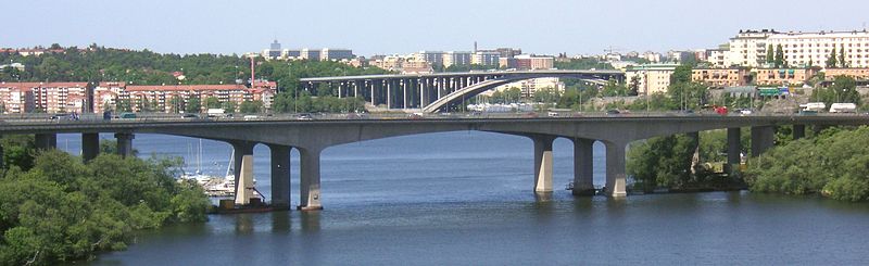 Essingebroarna vy från Gröndal. I bakgrunden syns Tranebergsbron.