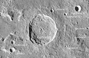 Eudoxus mit Nebenkratern (LROC-WAC)