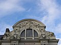 Le couronnement de la façade du théâtre.