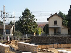 À gauche autre bâtiment (2011).