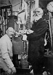 Heike Kamerlingh Onnes and Johannes van der Waals with the helium liquefactor at Leiden in 1908 Heike Kamerlingh Onnes and Johannes Diderik van der Waals.jpg