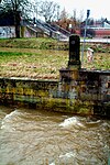 Hochwassermarken an der Schiffsschleuse am Ernst-August-Kanal; ganz oben die Marke von 1946