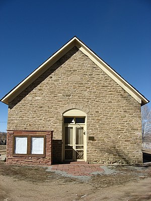 Фотография фасада церкви из красного кирпича.