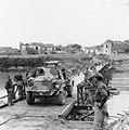 1943年10月14-16日、グラッツァニーゼのヴォルトゥルノ川に架かるベイリー橋を渡るオッター軽偵察車。