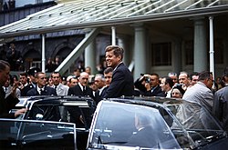 El Presidente Kennedy en una caravana en Irlanda. 27 de junio de 1963.