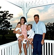 Джон Кеннеди и семья в порту Хианнис, 4 августа 1962 года.