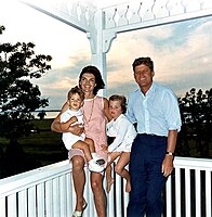 Prezident John F. Kennedy, první dáma Jacqueline Kennedyová se svými dětmi, Johnem juniorem a Caroline ve svém letním sídle na Hyannis Portu v Massachusetts. 4. srpna 1962.