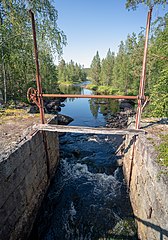 Resterna av dammluckan i Långtjärndammet vid vägen mot Vändåtberget.