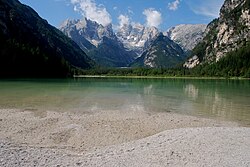 A tó északról dél felé nézve, háttérben a Monte Cristallo