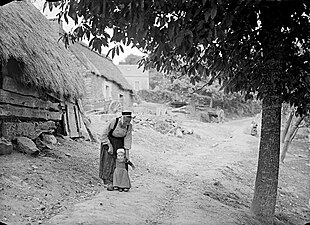 Premiers pas d'un enfant dans le village de Léonas.