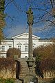 Säule mit Skulptur der hl. Dreifaltigkeit im Schlossgarten