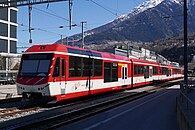 Zweiteiliger Gelenksteuerwagen ABt 6 2134 der MGB vor einem Komet ABDeh 4/8