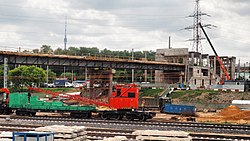 De bouw van het station in juni 2016 gezien uit het noorden, met op de achtergrond de TV-toren aan de zuidkant van de botanische tuin.