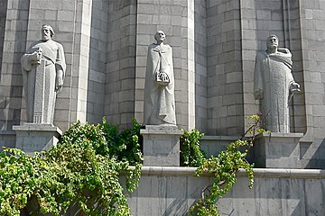 Monumentaj Moseo de Ĥoreno, Mĥitar Goŝ kaj Frik antaŭ la muzeo.