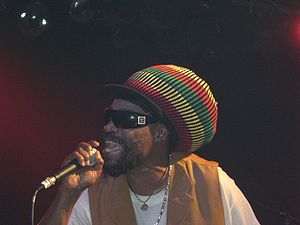 Michael Rose auf der Black Uhuru Tour 2007 in ...