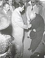 Mossadegh apertando as mãos do Xá Mohammad-Reza em sua primeira reunião após sua eleição como primeiro-ministro.