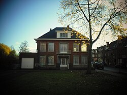 De pastorie, ten zuidoosten van de kerk