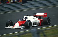 Alain Prost ajamassa McLaren MP4-2B -autoa vuonna 1985.