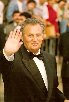 Roger Hanin, l'acteur principal, en smoking au festival de Cannes.