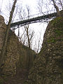 Der rund 20 Meter tiefe Halsgraben und die 1892 errichtete Stahlbrücke