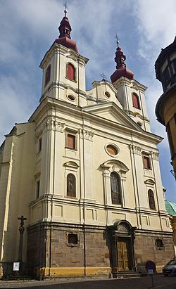 Průčelí žateckého kostela Nanebevzetí Panny Marie