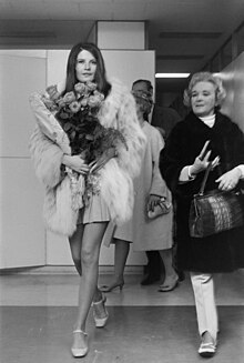 Sandie Shaw arrives in Finland with her manager Eve Taylor in 1967. Sandie-Shaw-in-Finland-1967.jpg