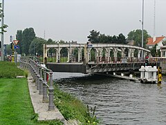 Puente móvil cerca de Brujas, Bélgica